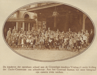 872632 Groepsportret van de kinderen van de Openbare Lagere School Croeselaan, met begeleiders bij het Centraal Station ...